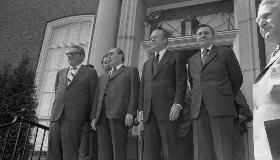 Henry Kissinger, Leonid Brezjnev, Gerald Ford og Andrej Gromyko poserer utenfor den amerikanske ambassaden i Helsinki i forbindelse med Konferansen for sikkerhet og samarbeid i Europa (KSSE) i 1975.