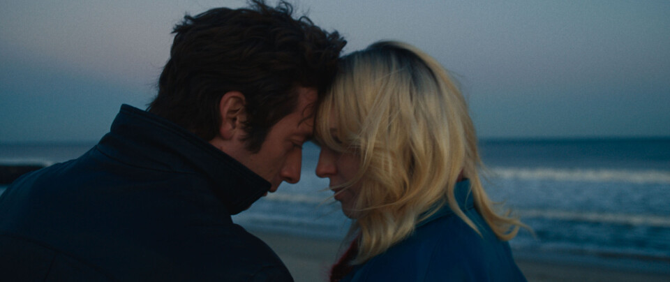Jeremy Allen White som Bruce Springsteen og Odessa Young som Faye.