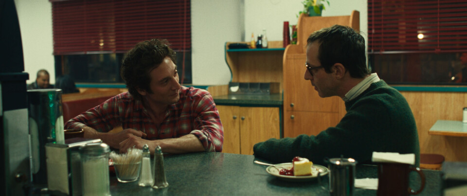 Jeremy Allen White som Bruce Springsteen og Jeremy Strong som manager Jon Landau.