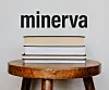 Bøker på en enkel skammel, med Minervas logo over