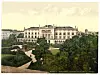 Historisk bilde av en stor klassisk bygning omgitt av park og gangstier.