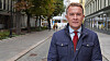 Andreas Kravik, i mørk jakke og rødt slips står i Akersgata ved Stortinget